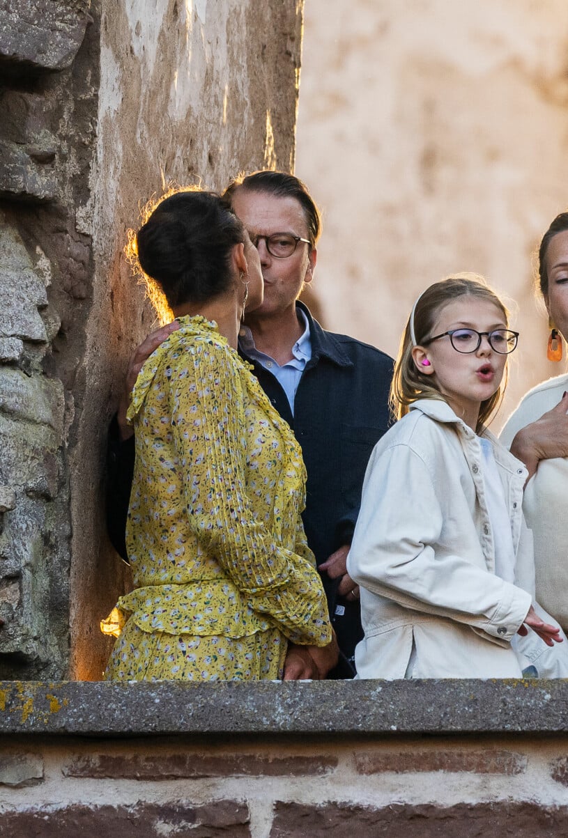 Kronprinsessan Victoria och prins Daniel pussas i Borgholms slottsruin