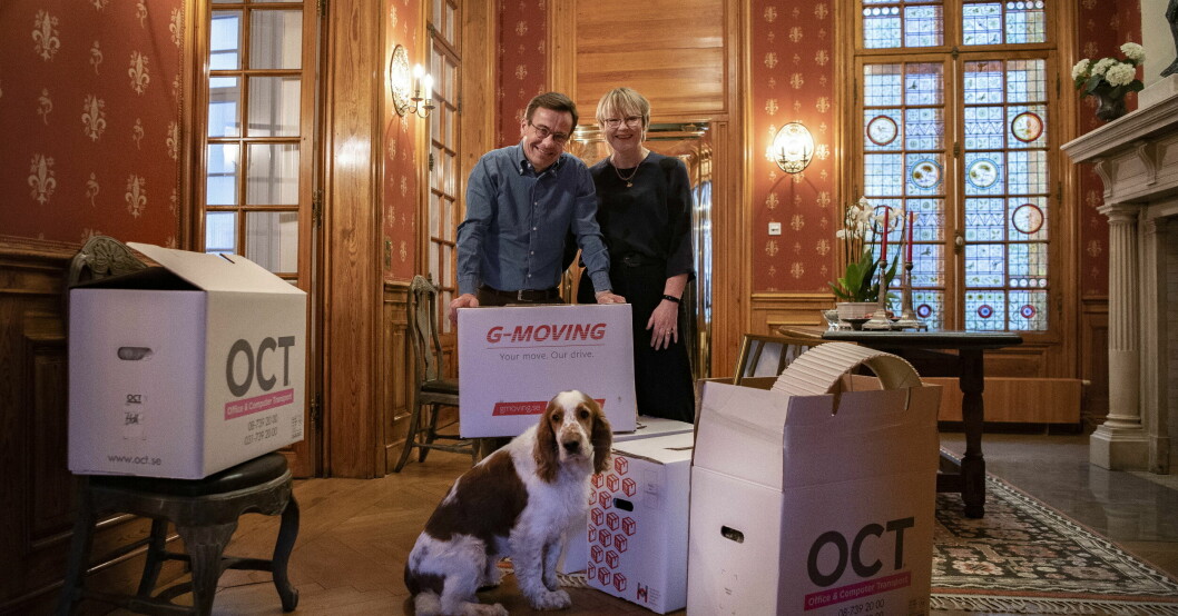 Ulf Kristersson, Birgitta Ed och hunden Winston har nu flyttat in i Sagerska palatset. Ulf Kristersson, Birgitta Ed, flyttkartonger och hunden Winston