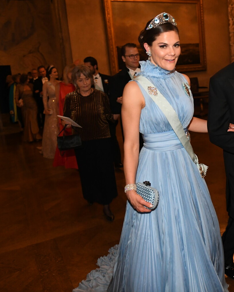 Kronprinsessan Victoria på Nobelfesten 2017. Kronprinsessan Victorias klänning på Nobel 2017 Nobelklänning från Jennifer Blom