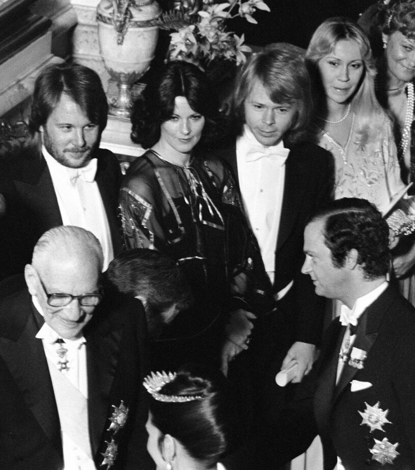 Hela Abba på kungamiddag 1979. Kungen till höger och drottning Silvia i tiara skymtar längst ner. Abba på kungamiddag hos kungen och drottningen 1979