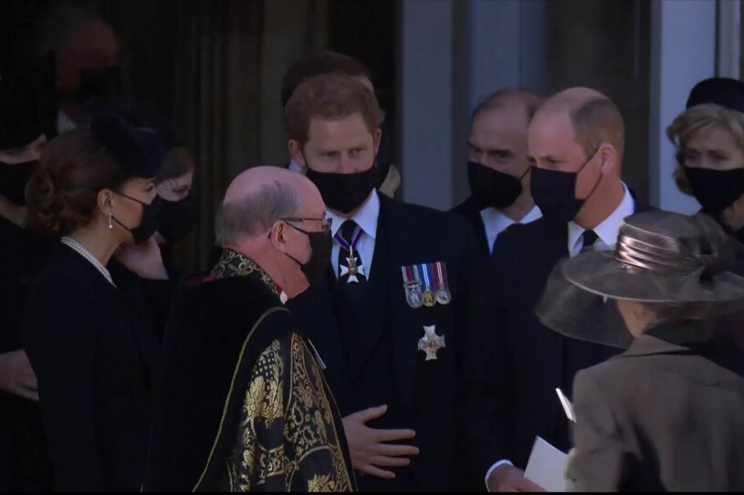 Harry och William efter prins Philips begravning. Längst till vänster skymtar Kate. Prins Harry, prins William och Kate tillsammans efter prins Philips begravning