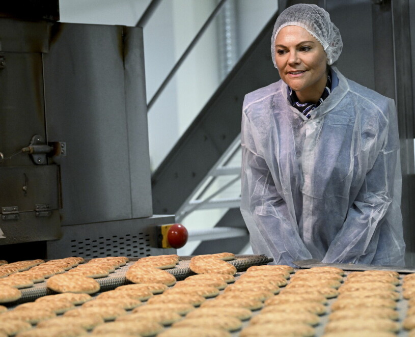 Victoria med ett gäng av dagens nybakade Polarbröd. Kanske några hamnar i just din matkasse? Kronprinsessan Victoria vid invigningen av Polarbröds nya fabrik