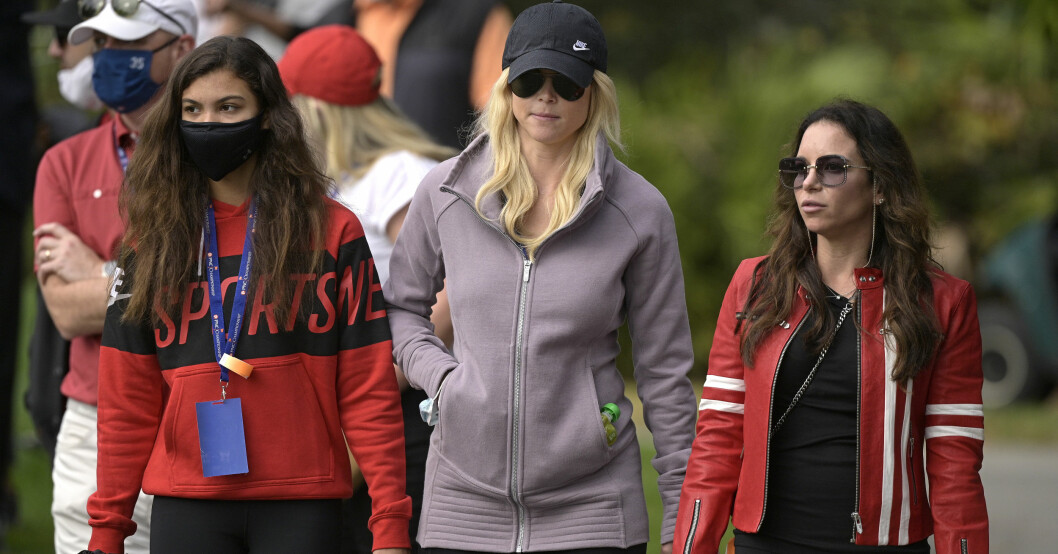 Tio år har gått sedan skandalen och Elin Nordegren har nu en mer stabil relation till Tiger Woods. Här är hon med dottern Sam Alexis Woods och Woods nuvarande flickvän Erica Herman när de supportar Tiger Woods och sonen Charlie Woods vid PNC Championship i Orlando Florida. Tiger woods elin nordegren