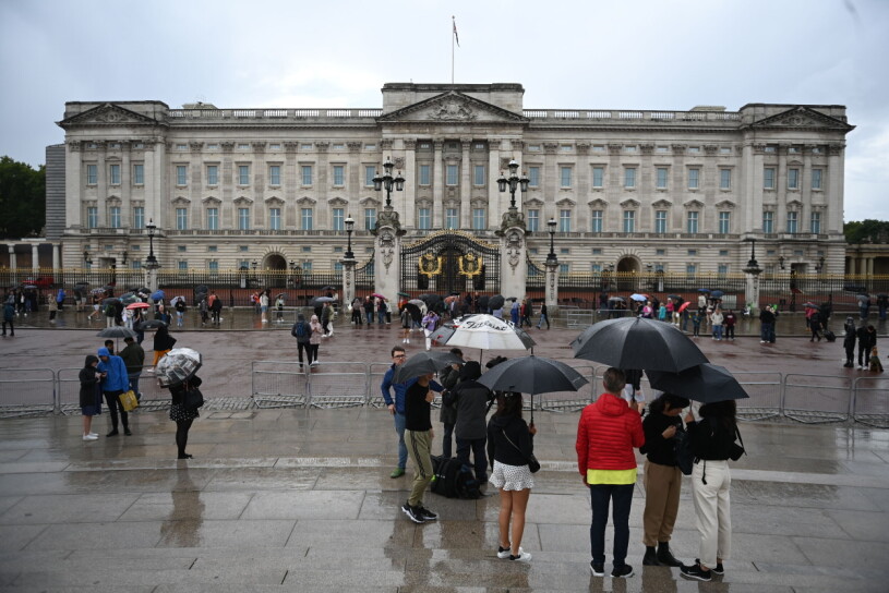 Människor samlas utanför Buckingham Palace.