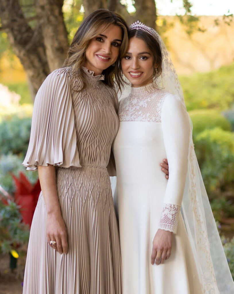 Bruden med sin mamma drottning Rania, också hon klädd i haute couture från Dior. Prinsessan Imans bröllop: Drottning Rania och prinsessan Iman klädda i Dior