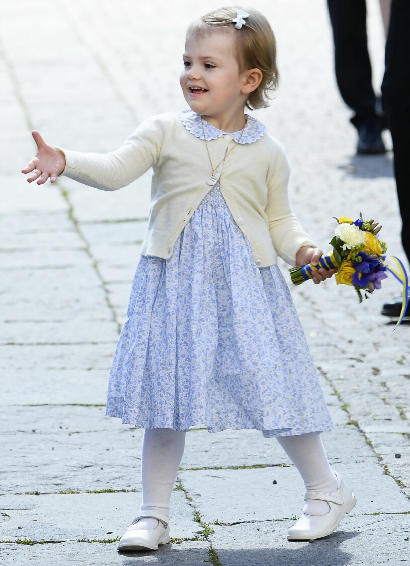 Kanske har den här Estelle-klänningen som nu ärvts av Leonore, en gång burits av Madeleine eller Victoria? Prinsessan Estelle ljusblå klänning Linköping första uppdraget 2014