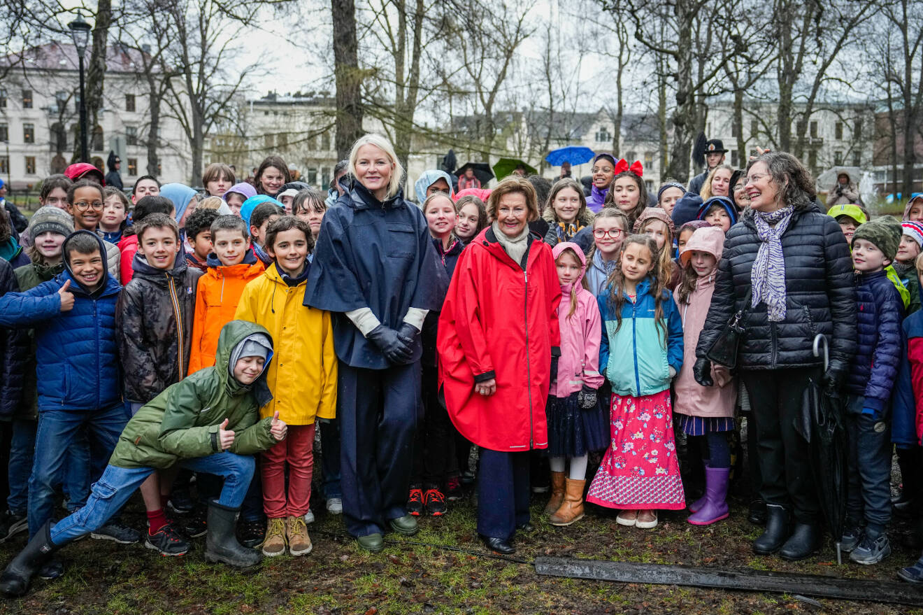 Kronprinsessan Mette-Marit och drottning Sonja med barn från franska skolan i Oslo