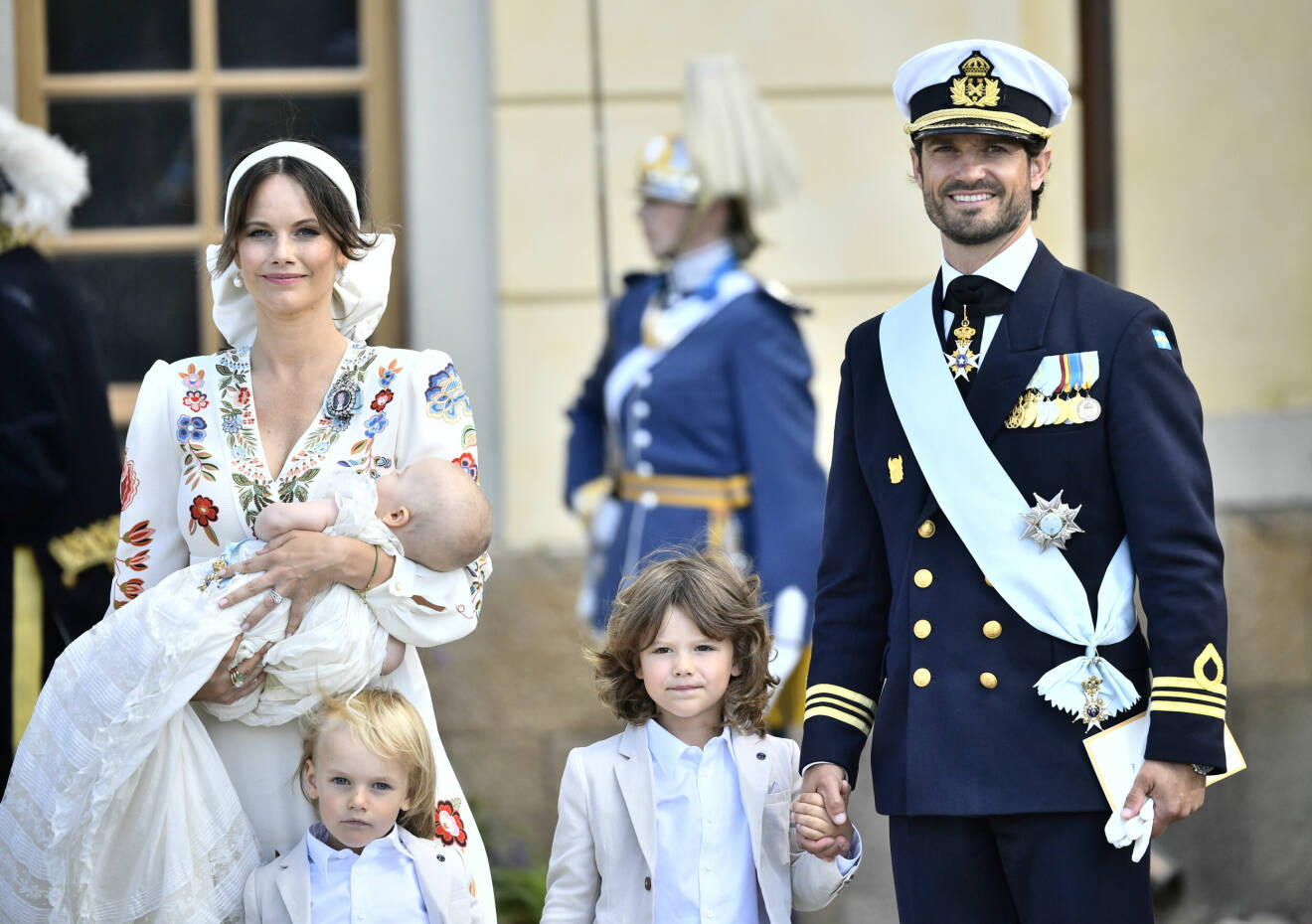 Prinsessan Sofia som håller prins Julian, prins Gabriel, prins Alexander och prins Carl Philip efter prins Julians dop i Drottningholms slottskyrka.