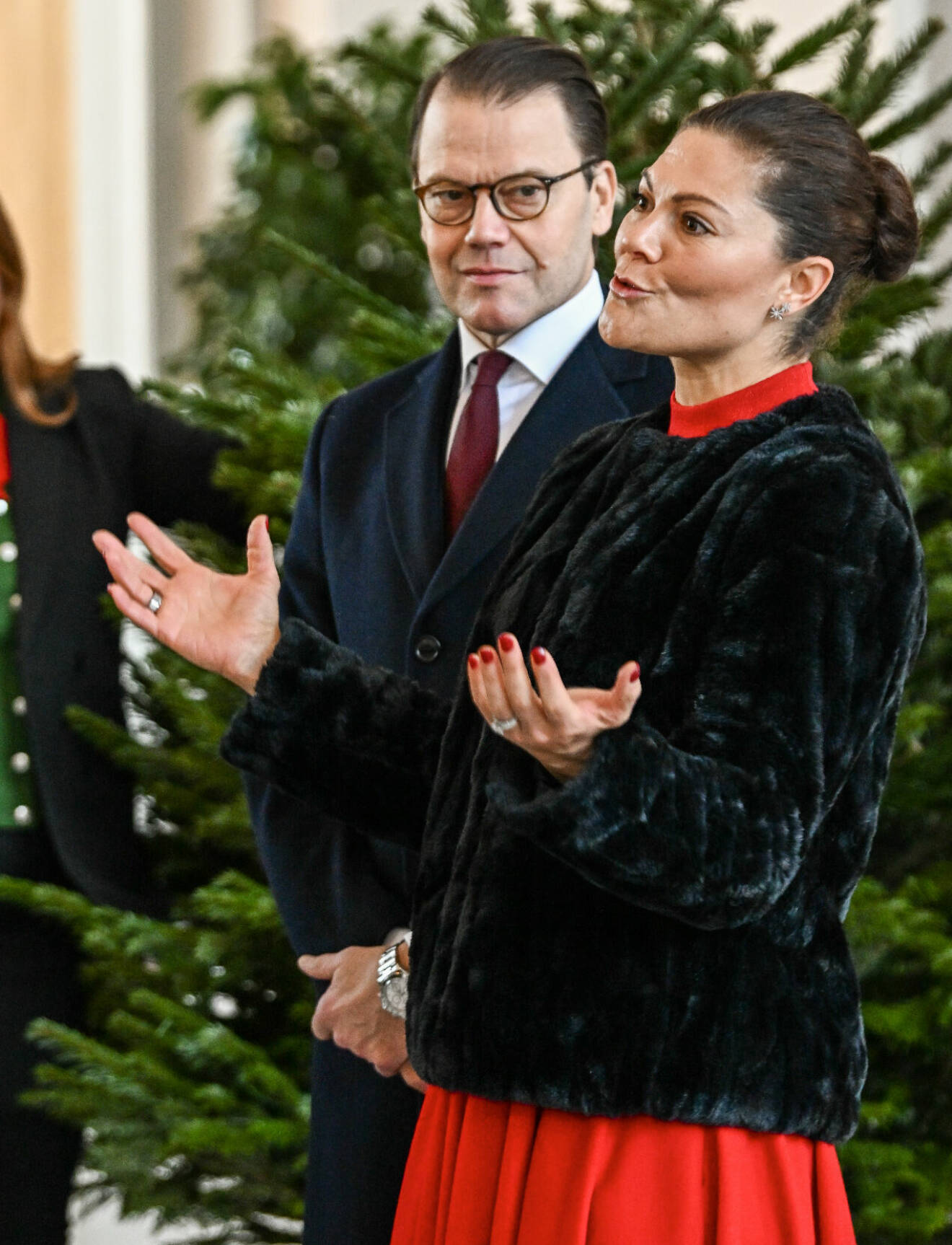 Kronprinsessan Victoria och prins Daniel tar emot Skogshögskolans granar på Kungliga slottet 2022