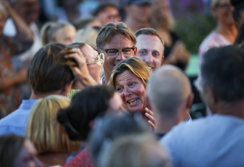 Lotta dök upp i säsongsavslutningen av Allsång på Skansen! Lotta Engberg och Sanna Nielsen bland publiken under säsongsavslutningen av Allsång från Skansen.