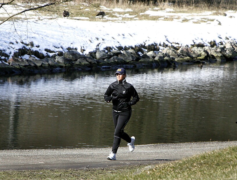 Djurgården är societetens andningshål – här kan man möta Carl Philip och Sofia på både joggingrunda och barnvagnspromenad, men även Madeleine med sin familj när hon är i Sverige.
