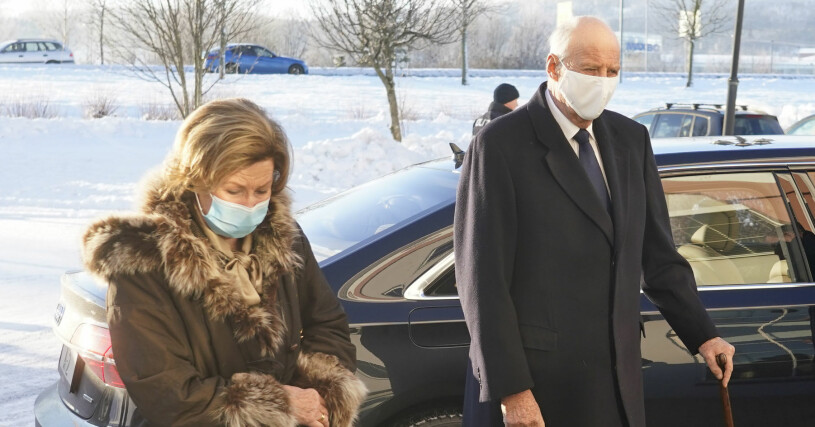 Kung Harald och drottning Sonja besökte Gjerdum för att stötta invånare och räddningstjänstarbetare. kung harald sdrottning sonja