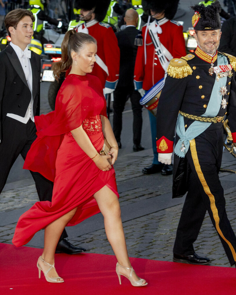 Alla som någon gång kämpat med en uppblåsande kjol vet hur jobbigt detta är! Klädkris för prinsessan Isabella