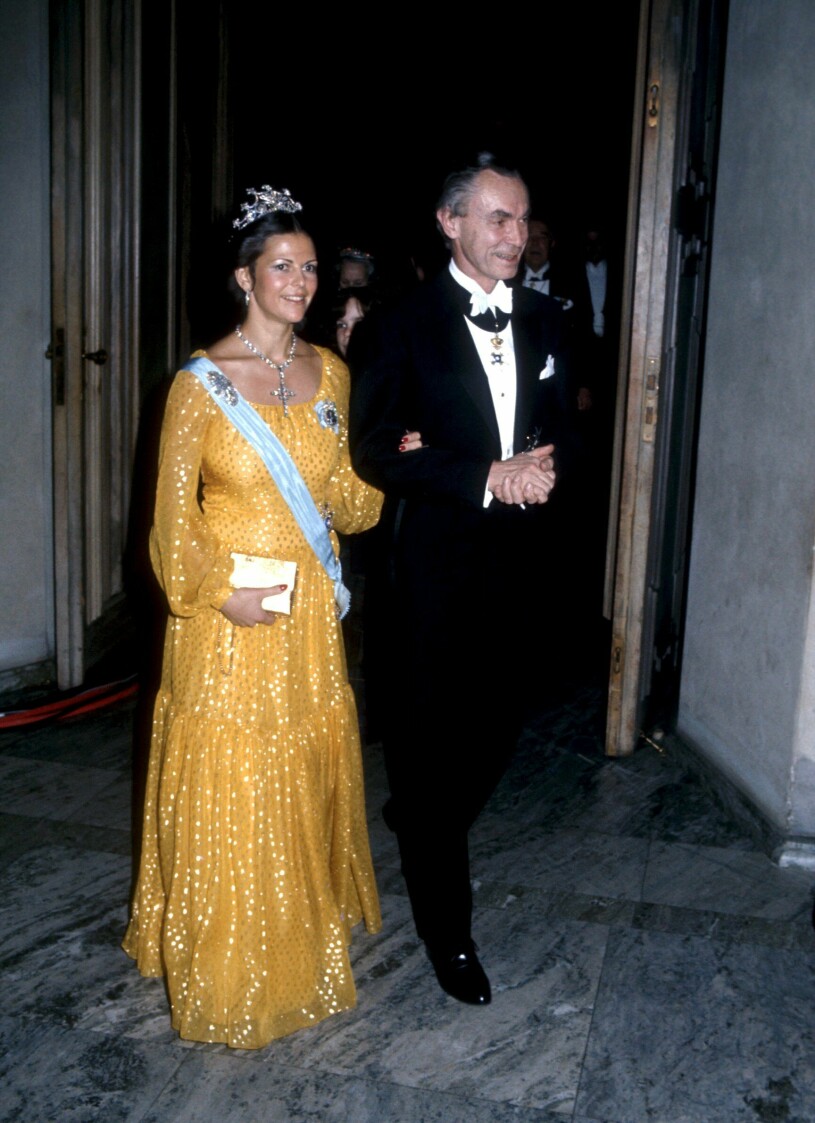 Silvias första Nobelfest som drottning – i en ikonisk look! Nobelmiddagen i Stadshuset. Bilden: Drottning Silvia och Sune Berglund, Nobelstiftelsen, 1976.