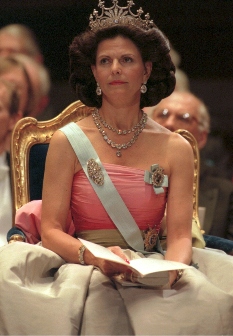Alla drottningens Nobelklänningar sparas, och förvaras i syrafritt silkespapper i kungafamiljens klädmagasin. Så stor chans att vi får se fler vintagefynd på Victoria! Drottning Silvia på Nobel 1995 i Nobelklänning från Nina Ricci