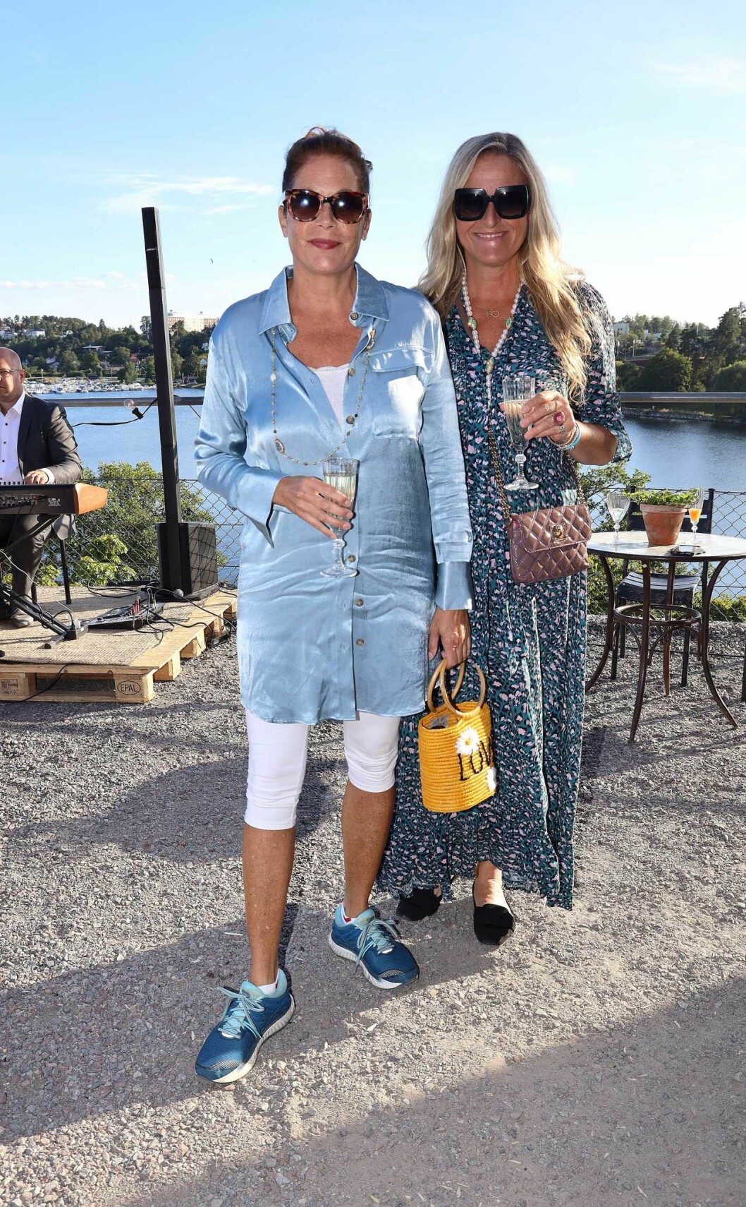 Väninnorna Gabriella Dufva och stylisten Angelina Jolin i sommarminglet. Väninnorna Gabriella Dufva och stylisten Angelina Jolin i sommarminglet.