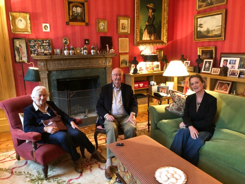 Prinsessan Delphine i soffan hemma hos kung Albert och drottning Paola.