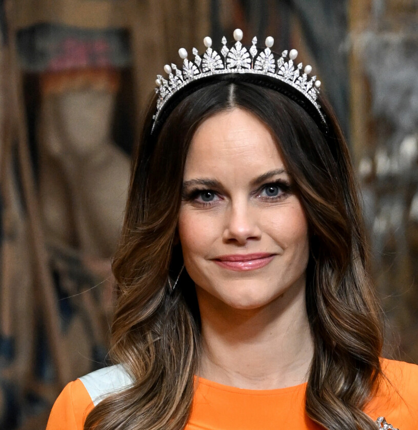 Samma tiara – men nu med pärlor som topping. Prinsessan Sofia i tiara. med pärlor