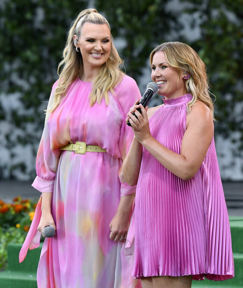 Sanna och Elisa matchade i härliga toner av rosa! Sanna Nielsen och Elisa Lindström i Allsång på Skansen