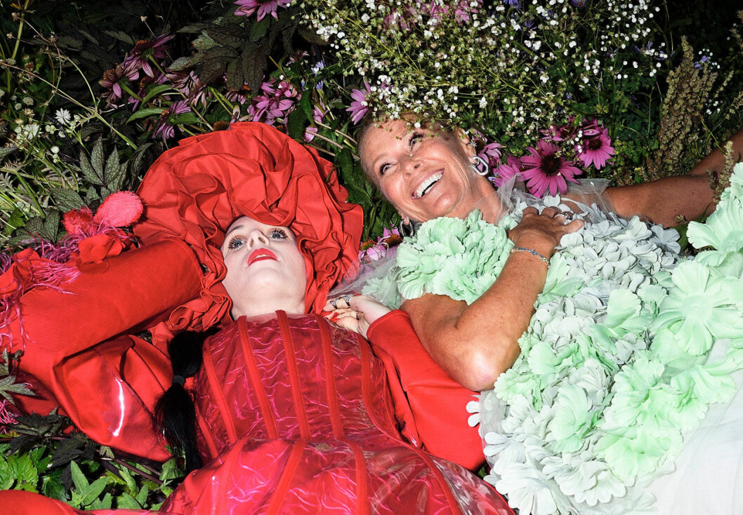 Kvällens mest magiska bild! Bea Åkerlund och Efva Attling i ett hav av blommor! Kvällens mest magiska bild! Bea Åkerlund och Efva Attling i ett hav av blommor!