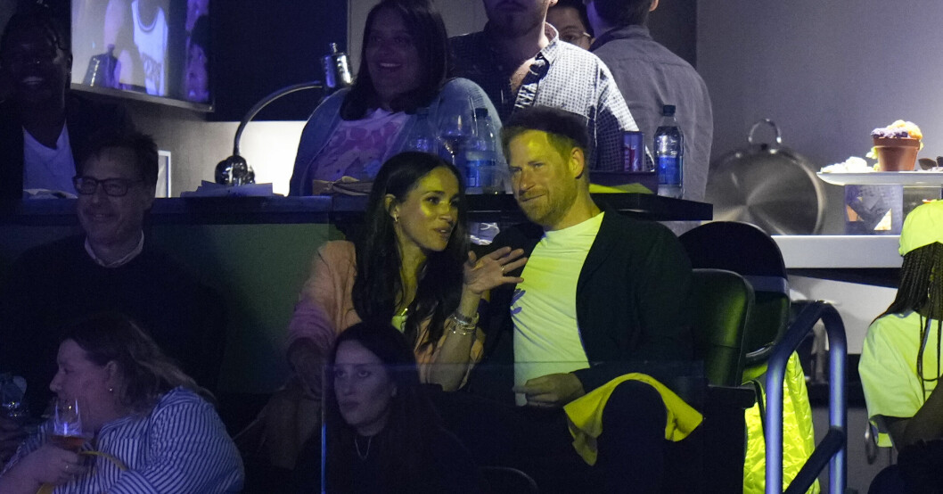 Meghan och Harry dök upp hand i hand på matchen. Meghan Markle och prins Harry