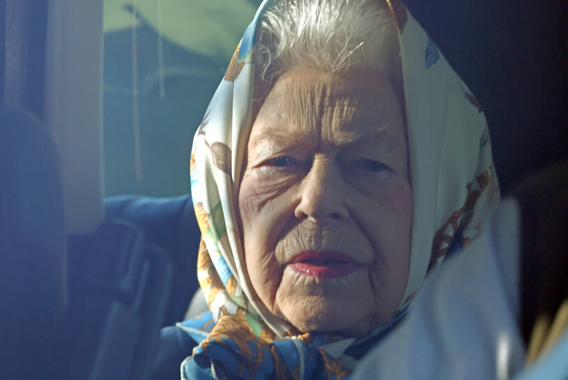 Prins Philip gick bort i april och lämnade henne ensam, efter deras 73 år långa äktenskap. Drottning Elizabeth sjalett sidenscarf
