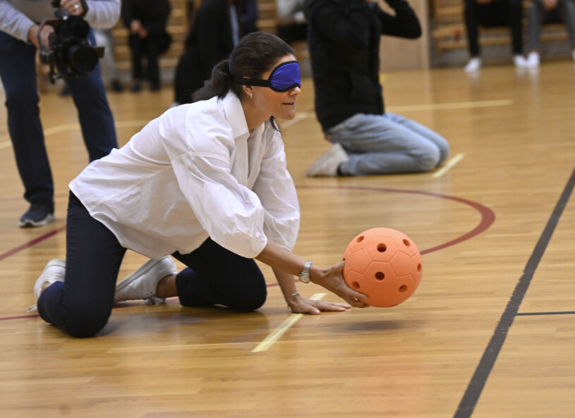 Den matchen tänkte Victoria inte förlora... Kronprinsessan Victoria spelar goalball på Steningehöjdens skola