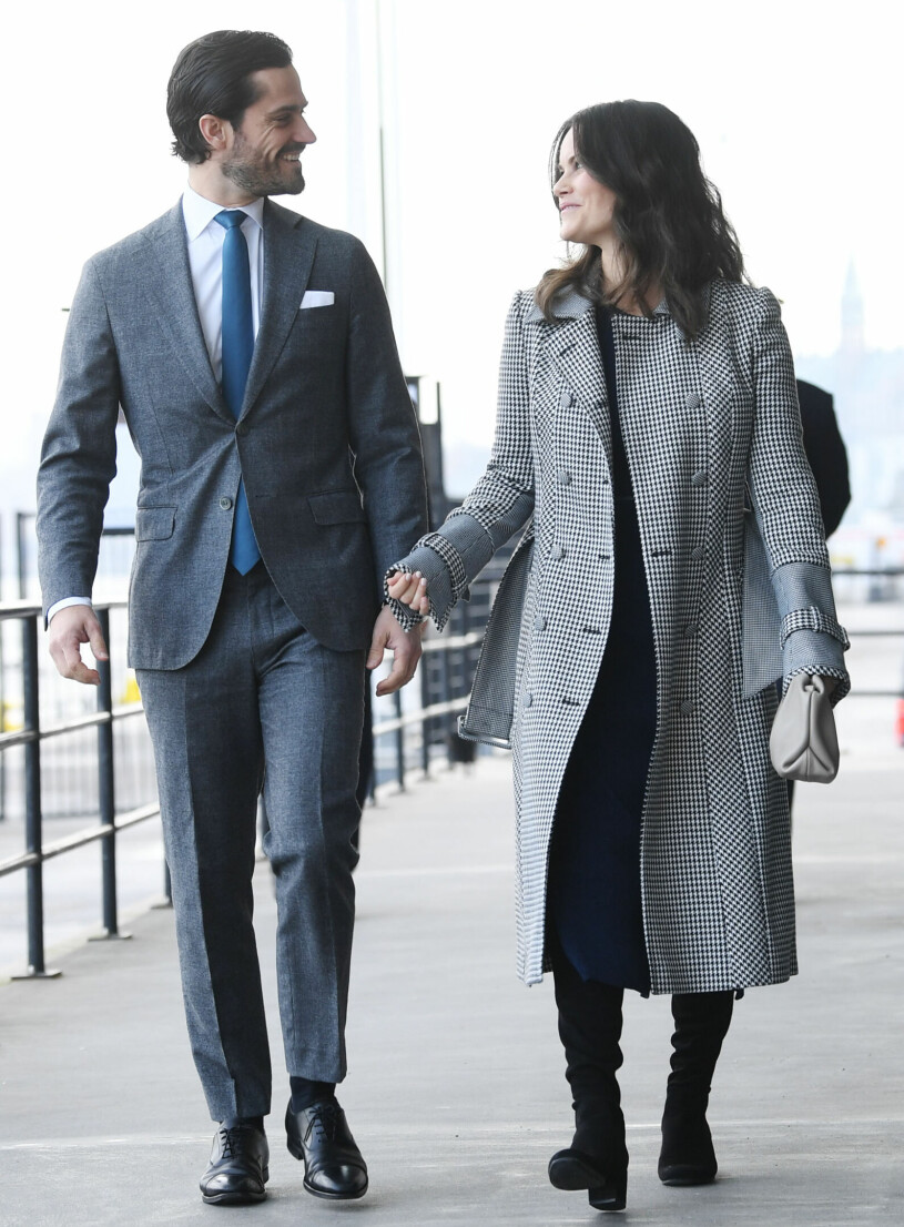 Sex år som gifta, ett sammansvetsat par. Prinsessan Sofia Prins Carl Philip Fotografiska Kampanj mot näthat Rutig kappa