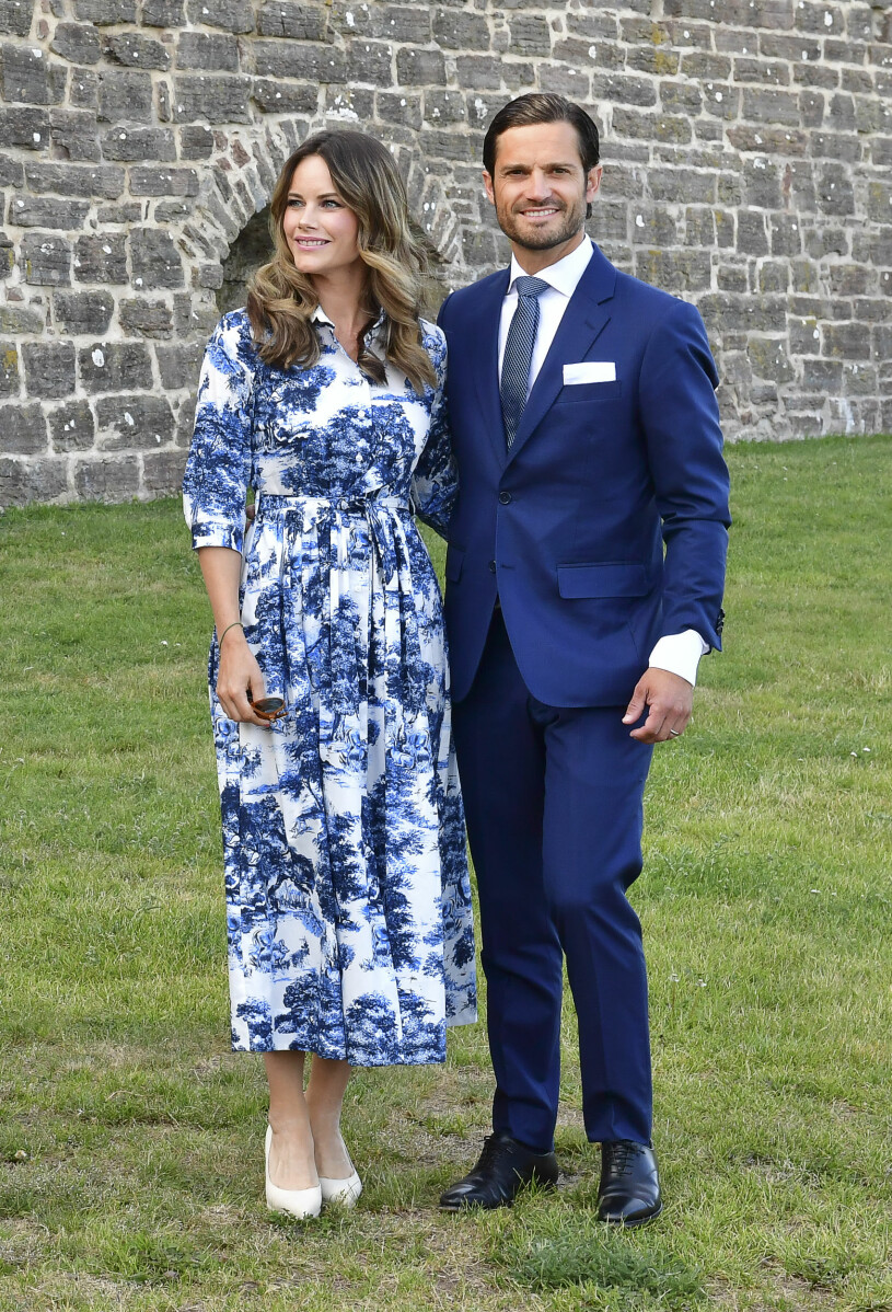 Prinsessan Sofia och prins Carl Philip vid Victoriadagen förra året. Sofias blåmönstrade klänning är signerad finska Andiata.