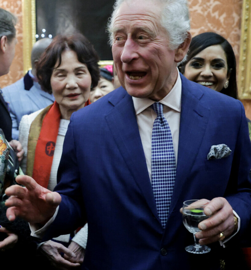 Kung Charles med en drink i vimlet på en mottagning på Buckingham Palace