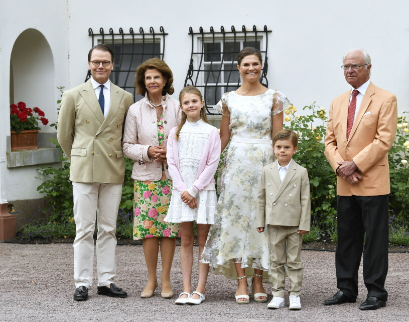 Prins Daniel, drottning Silvia, prinsessan Estelle, kronprinsessan Victoria, prins Oscar, kung Carl Gustaf vid firandet av kronprinsessan Victorias födelsedag på Solliden på Öland 2022