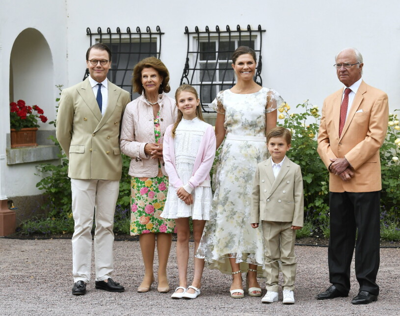 Kronprinsessan Victoria uppvaktades på födelsedagen på Solliden i somras precis som tidigare år. Prins Daniel, drottning Silvia, prinsessan Estelle, kronprinsessan Victoria, prins Oscar, kung Carl Gustaf vid firandet av kronprinsessan Victorias födelsedag på Solliden på Öland 2022