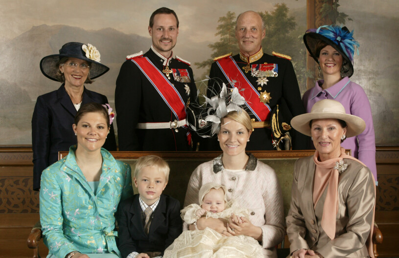 Dop i april 2004, med den norska kungafamiljen plus dopbarnets mormor Marit Tjessem och gudmor kronprinsessan Victoria. Notera att morfar Sven O. Höjby inte fick vara med…