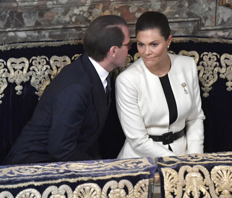Prins Daniels viskning under gudstjänsten i Storkyrkan. Vad kan detta ha handlat om månntro? Riksmötet 2021 Prins Daniel Kronprinsessan Victoria