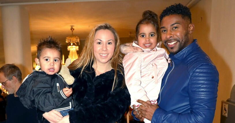 John Lundvik med sambon Jotta Martidou och barnen Michael och Naomi.