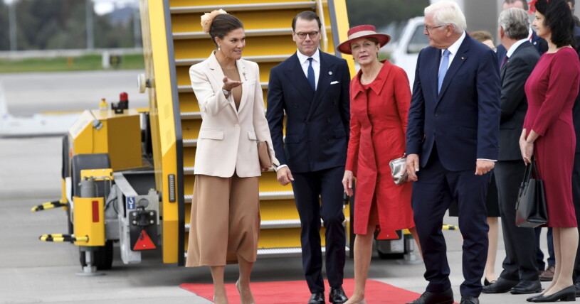Kronprinsessan Victoria och prins Daniel tog emot presidentparet på Arlanda. Kronprinsessan Victoria, prins Daniel, Frank-Walter Steinmeier och Elke Büdenbender