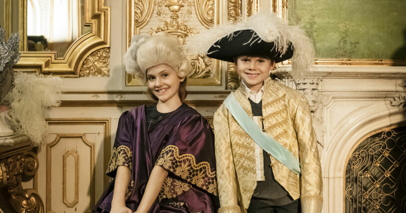 Prinsessan Estelle och prins Oscar provar kostymer. Prinsessan Estelle och prins Oscar