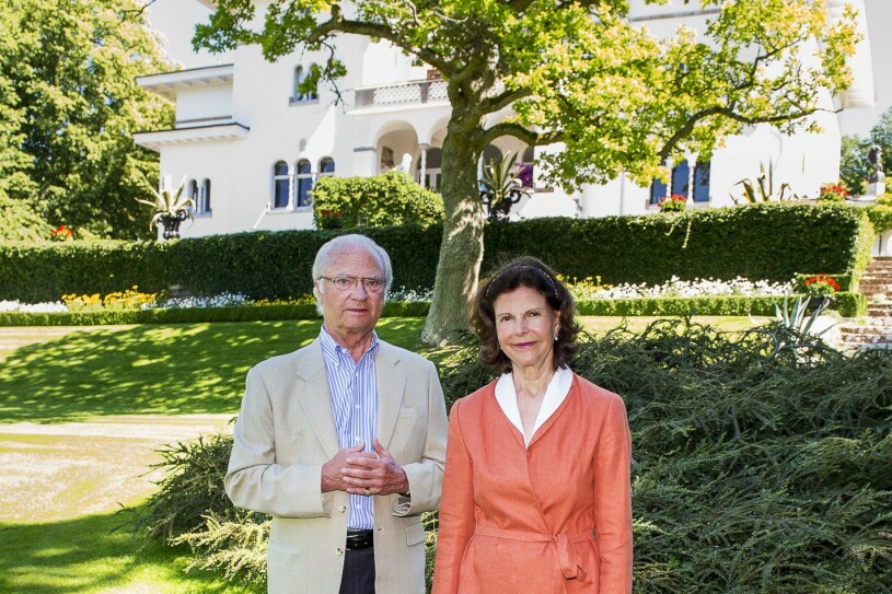 Kungen och drottningen framför sitt vackra vita sommarslott. Kungen Drottning Silvia Kungaparet Solliden Sollidens slott