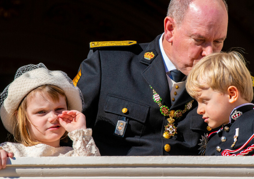 En tuff tid för barnen, och furst Albert har fått kritik för att han exponerar dem för mycket. Prinsessan Gabriella Prins Jacques Monacos nationaldag 2021