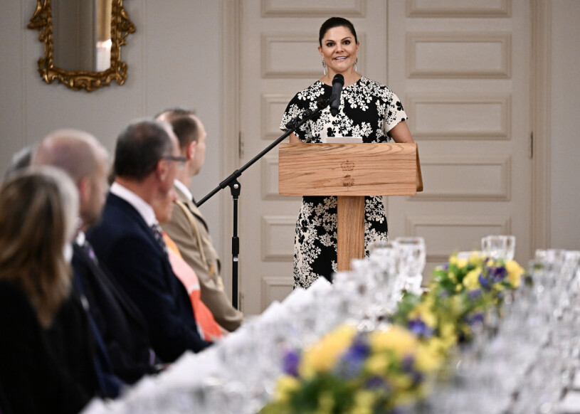 Kronprinsessan Victoria håller ett anförande vid en middag hos Australiens generalguvernör David Hurley och hustrun Linda Hurley i Government House i huvustaden Canberra på måndagen. Generalguvernör David Hurley är kung Charles representant i Australien och verkar i praktiken som landets statschef.