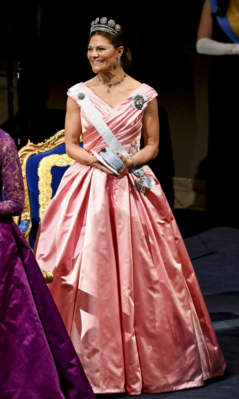 Årets Nobellook: Kronprinsessan Victorias glänsande prinsessklänning, en fullträff från Camilla Thulin. kronprinsessan Victorias Nobelklänning från Camilla Thulin