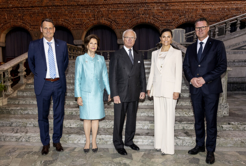 Victorias fina stil-hyllning till Silvia! Fr v SOK:s Peter Reinebo, drottning Silvia, kung Carl Gustaf, kronprinsessan Victoria och SOK:s Mats Årjes anländer till Stockholms stadshus där Sveriges Olympiska Kommitté (SOK) arrangerar fest för de olympiska trupperna från Tokyo och Peking.