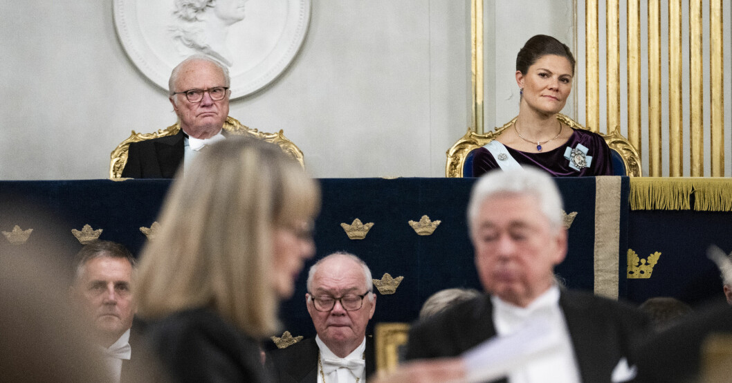 Kung Carl Gustaf har fått hård kritik efter sitt utspel i SVT-dokumentären Sveriges sista kungar. Kung Carl Gustaf och kronprinsessan Victoria