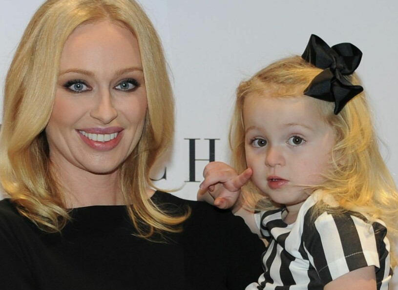 ”Hollywoodfrun” Isabel Adrian – som skapade stort rabalder när hon lät göra hål i öronen på sin ettåriga dotter Monday-Lily. Här på en bild från 2012. Hollywoodfrun Isabel Adrian med sin dotter Monday-Lily 2012