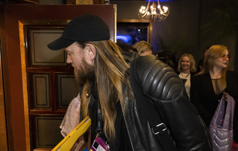 Nu fångas Loreens hemliga pojkvän på bild! Loreen Talhaouis pojkvän Charli Ljung (med Loreens badge runt halsen) på efterfesten efter den fjärde deltävlingen av Melodifestivalen 2023 på Malmö Arena.