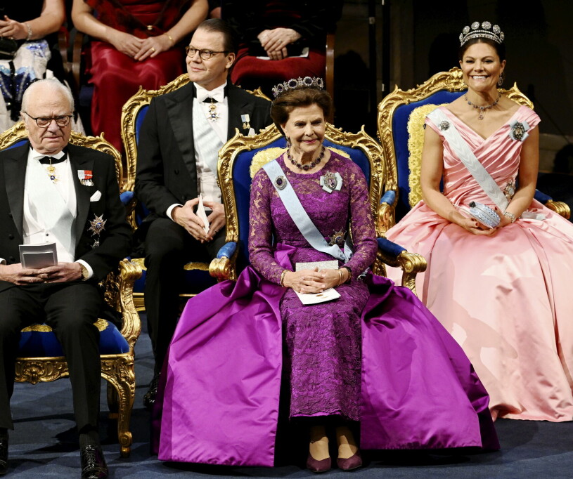 Fram tills dess får hon dock nöja sig med att se mamma, pappa, mormor och morfar nobel-festa på tv. Kungafamiljen på Nobel 2022