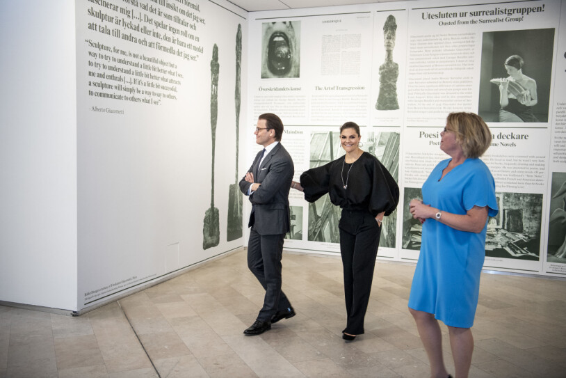 Museichefen Gitte Ørskou guidade kronprinsessparet. Kronprinsessan Victoria Prins Daniel Gitte Ørskou Moderna Museet