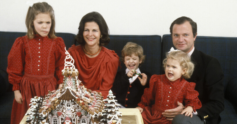 Julen 1984 och kungafamiljen visar stolt upp sitt lyxiga pepparkakshus. Alla förutom prinsessan Madeleine verkar nöjda med bygget. Frågan är om det var arkitekturen eller smaken hon var missnöjd med? Kung Carl Gustaf, prins Carl Philip, drottning Silvia, prinsessan Madeleine och kronprinsessan Victoria