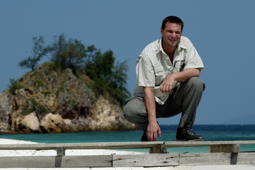 Anders Lundin är en riktig veteran i Robinsonsammanhang! I årets Expediton: Robinson kommer män och kvinnor tävla mot varandra. 17 deltagare befinner sig just nu på ön Pulau Besar i Malaysia i den Sydkinesiska sjön. Anders Lundin kommer att leda programmet och årets öråd ser ut som en gammal offerplats. Här kommer deltagarna röstas ut en efter en.