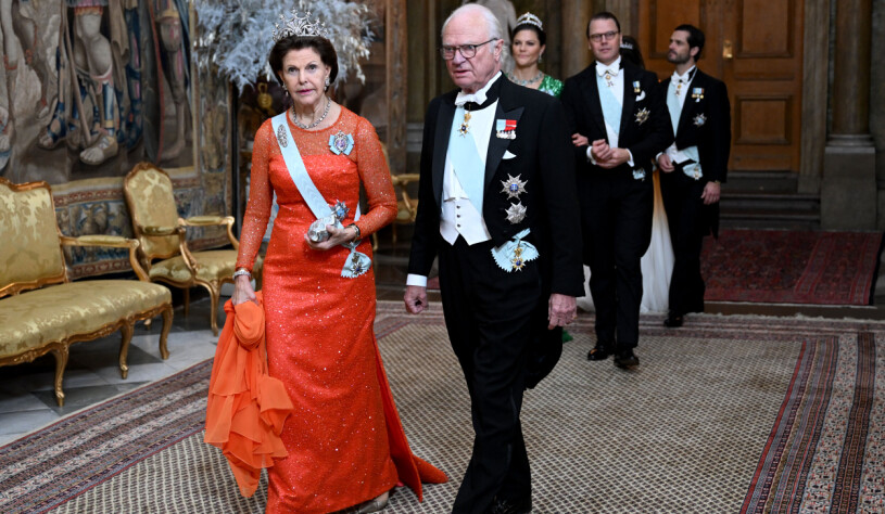 Silvia löste problemet med att ta av sig chifflongsläpet och bära det sista biten. Drottning Silvia och kung Carl Gustaf